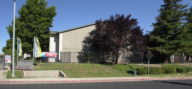 Mission Bay Apartments in Pittsburg, CA - Foto de edificio - Building Photo