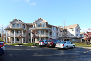 Holiday Copley Place in Copley, OH - Building Photo