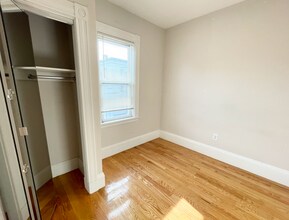 108 Buttonwood St, Unit 2 in Boston, MA - Foto de edificio - Building Photo