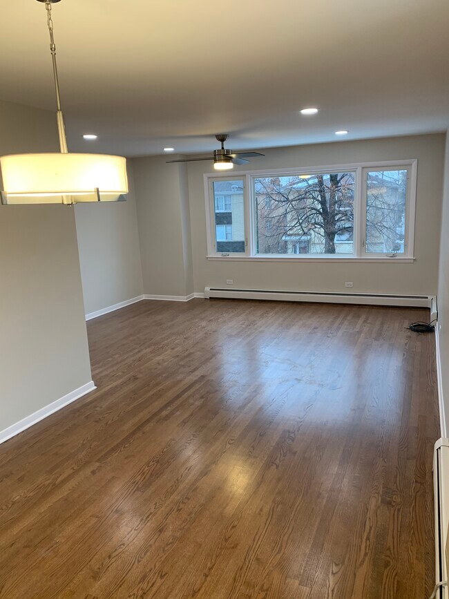 5861 W Gunnison St, Unit 1 in Chicago, IL - Building Photo - Building Photo