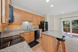 38282 Saratoga Cir in Farmington Hills, MI - Building Photo - Building Photo