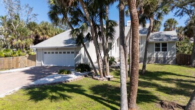 4868 Featherbed Ln in Siesta Key, FL - Building Photo - Building Photo