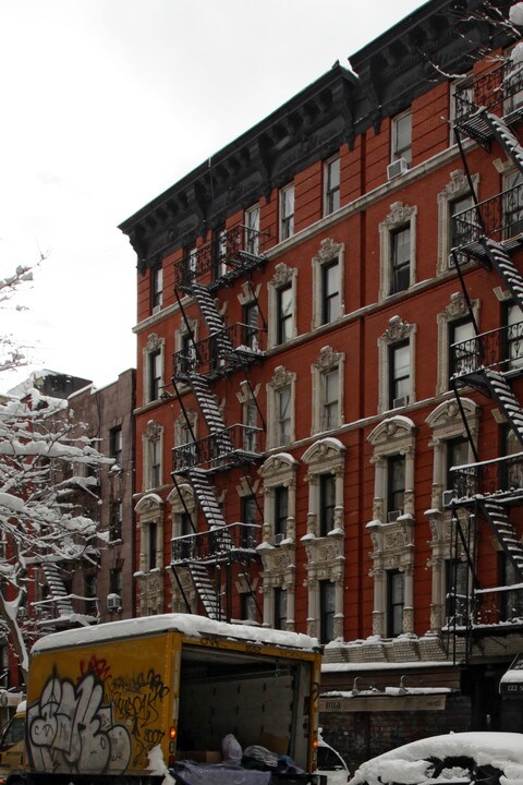 126 St Marks Pl in New York, NY - Building Photo