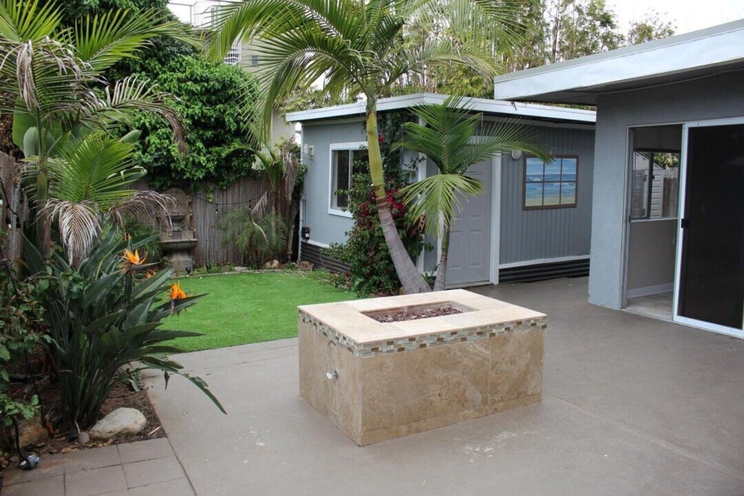 5195-5197 Carlsbad Blvd in Carlsbad, CA - Building Photo