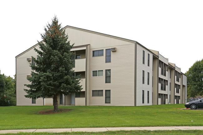 Woodlake Apartments in Sioux Falls, SD - Building Photo - Building Photo