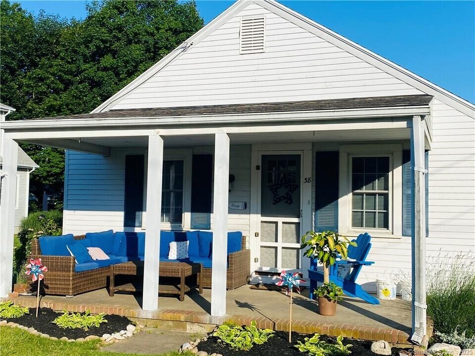 38 Seabreeze Rd in Old Saybrook, CT - Building Photo