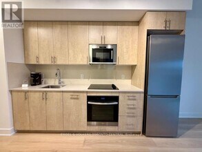 359 Simcoe St N in Oshawa, ON - Building Photo - Building Photo