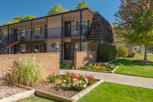 10th Street Square Apartments in Loveland, CO - Foto de edificio - Building Photo