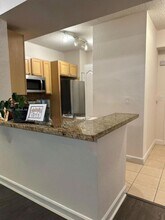 6001 SW 70th St in South Miami, FL - Foto de edificio - Building Photo