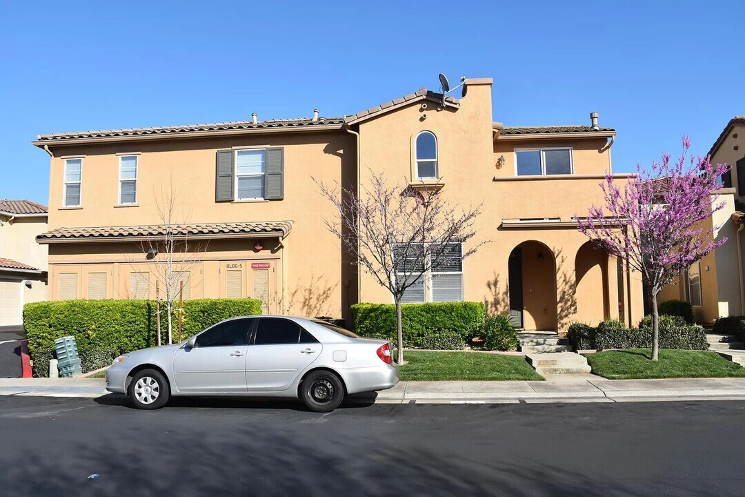 8450 Crystal Walk Cir in Elk Grove, CA - Building Photo
