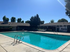 Garden West One Apartments in Yuba City, CA - Foto de edificio - Building Photo