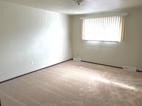 52 Soltis Drive in Irwin, PA - Building Photo - Building Photo