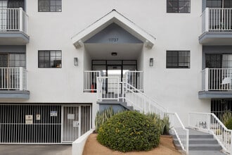 11737 Courtleigh Dr. in Los Angeles, CA - Foto de edificio - Building Photo