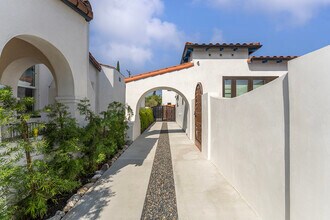 1765 N Crescent Heights Blvd in Los Angeles, CA - Building Photo - Building Photo