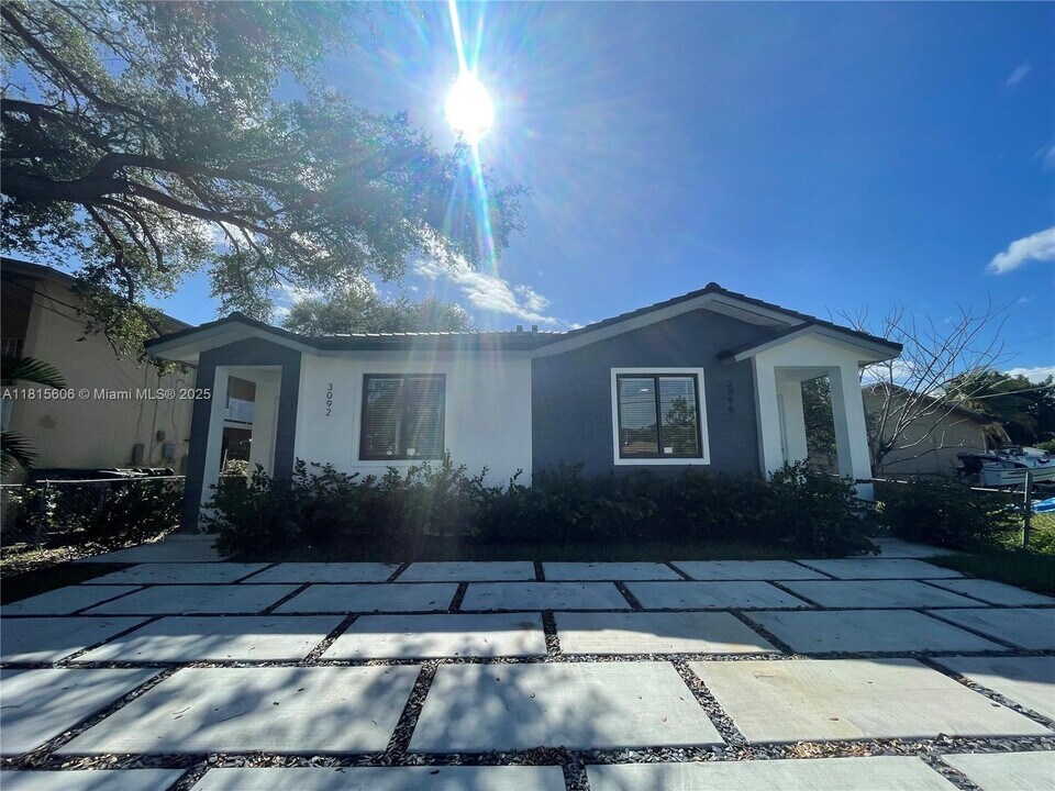 3096 NW 27th St in Miami, FL - Building Photo