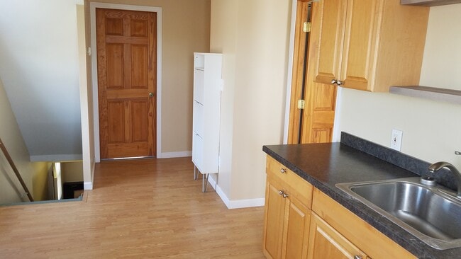 530 Freeman St., Unit 2nd Floor in Lyndhurst, NJ - Building Photo - Building Photo