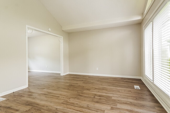 605 Crosscreek Trail in Pelham, AL - Building Photo - Building Photo