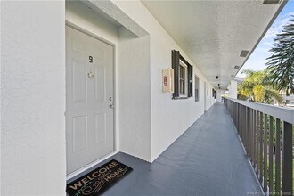 1210 SE Parkview Pl in Stuart, FL - Foto de edificio - Building Photo