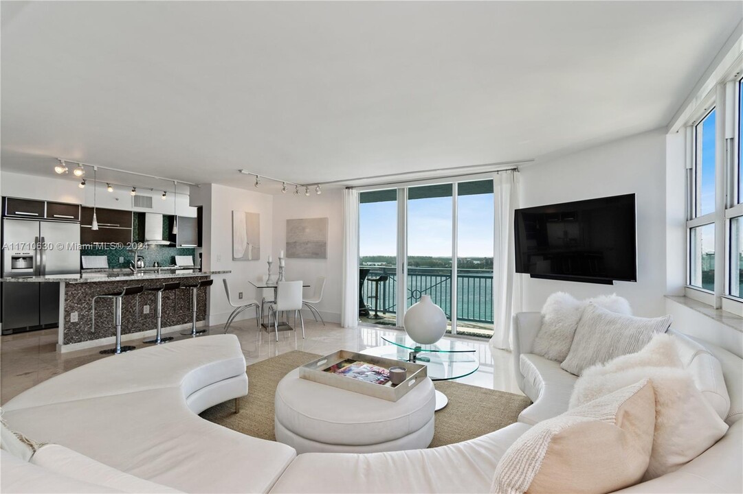 90 Alton Rd, Unit 1812 in Miami Beach, FL - Building Photo