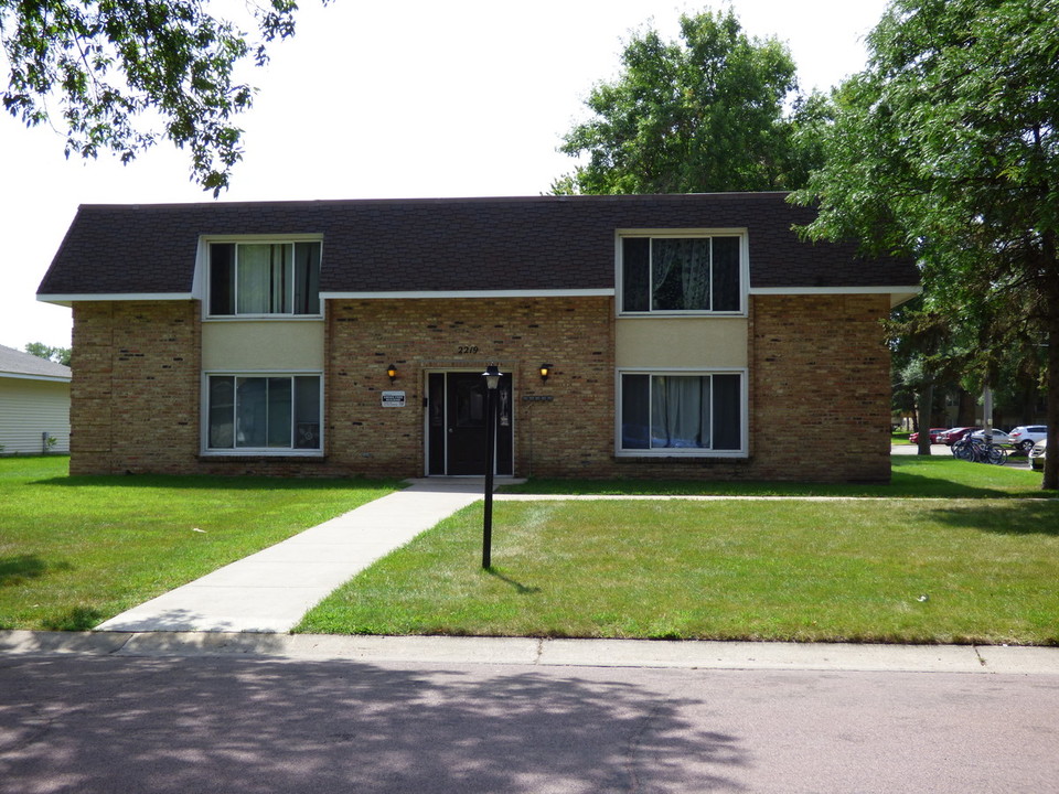 2219 Marwood Dr in Mankato, MN - Building Photo