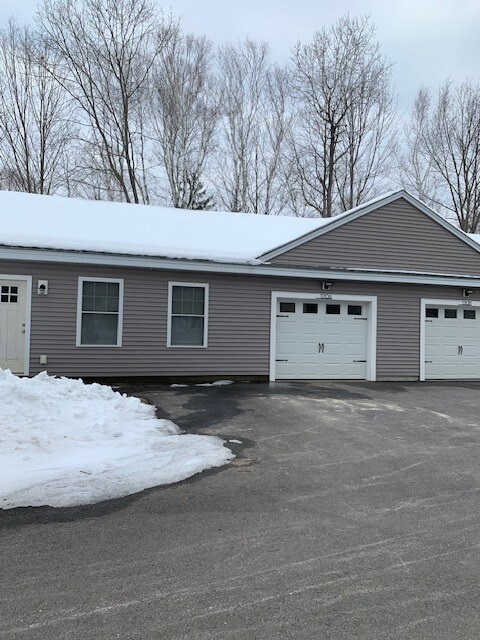 120 Oak St in Rollinsford, NH - Foto de edificio - Building Photo