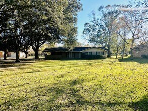 43063 Black Bayou Rd in Gonzales, LA - Foto de edificio - Building Photo