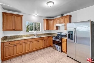 5319 1/2 Normandie Ave, Unit 325 in Los Angeles, CA - Building Photo