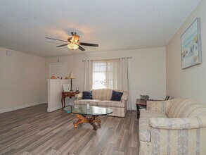 2490 4th Ln in Vero Beach, FL - Building Photo - Building Photo