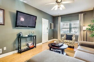 2119 W Fletcher St, Unit 1 in Chicago, IL - Building Photo - Building Photo
