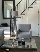 7349 Balboa Blvd in Lake Balboa, CA - Foto de edificio - Building Photo