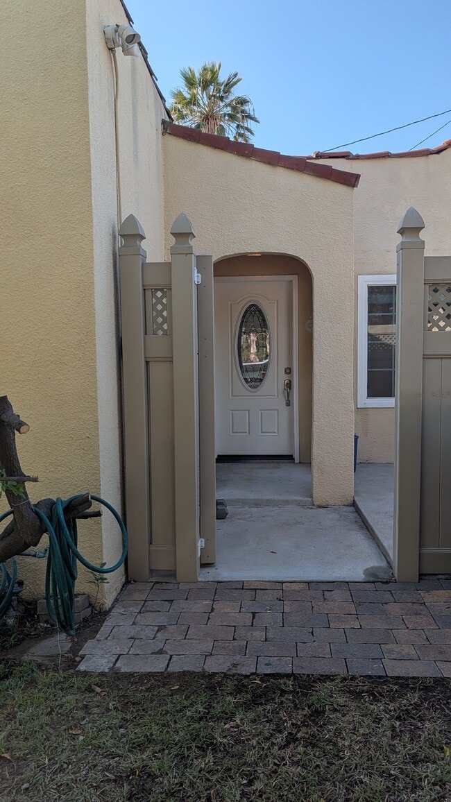 1203 N Kenilworth Ave in Glendale, CA - Building Photo - Building Photo