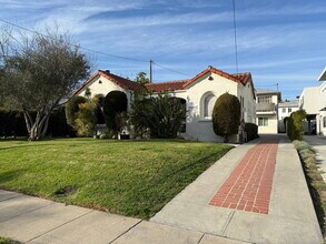 10815 Kling St, Unit 2 in Toluca Lake, CA - Building Photo - Building Photo