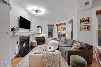 1023 W Dakin St in Chicago, IL - Building Photo - Building Photo