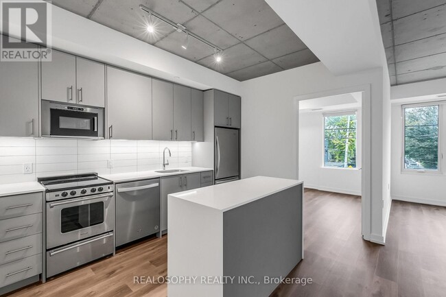 115-115 Larchmount Ave in Toronto, ON - Building Photo - Building Photo