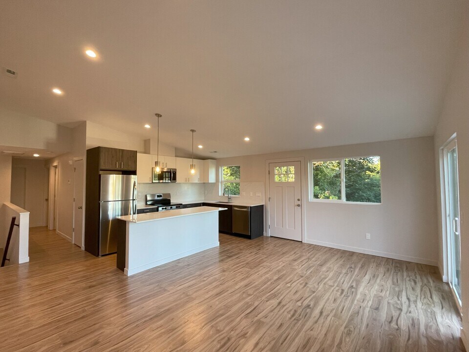 2417 Snyder Ave, Unit D in Bremerton, WA - Building Photo