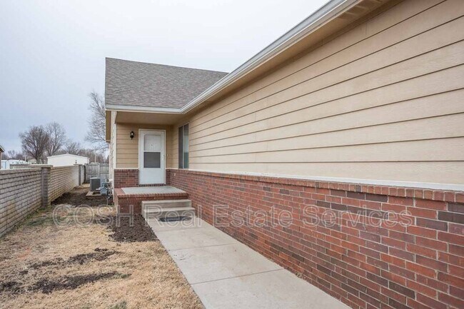 1046 E Karla Ct in Haysville, KS - Building Photo - Building Photo