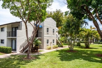 Legacy Lakeside in Miami, FL - Foto de edificio - Building Photo