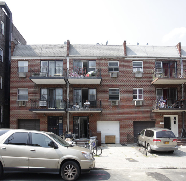 40-42 77th St in Flushing, NY - Foto de edificio - Building Photo