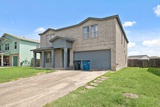 668 NW Crossing Dr in New Braunfels, TX - Foto de edificio - Building Photo