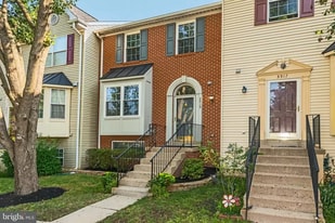 5519 Stroud Ct, Unit Lower level 4 in Centreville, VA - Building Photo