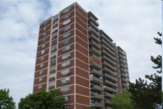 Golf View Towers 2 in Toronto, ON - Building Photo - Building Photo