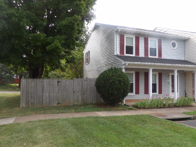 413 Forest Ct in Warrenton, VA - Building Photo