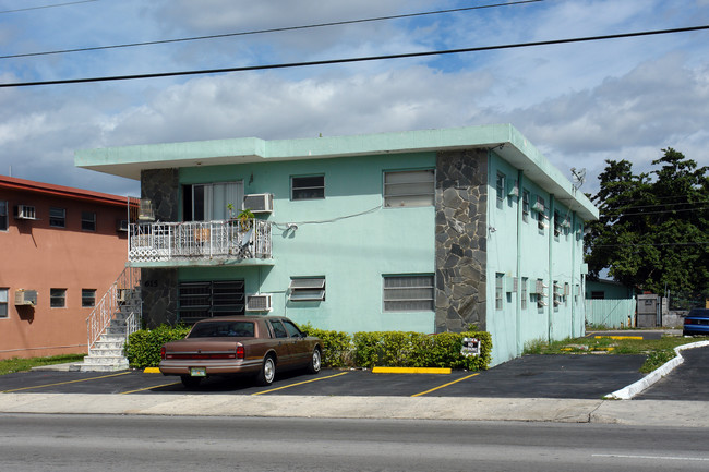 615 W 29th St in Hialeah, FL - Foto de edificio - Building Photo