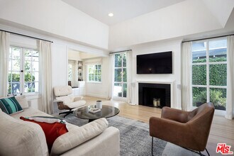 335 Huntley Dr in West Hollywood, CA - Building Photo - Building Photo