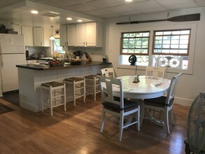33 Maple St in Stonington, CT - Building Photo - Building Photo