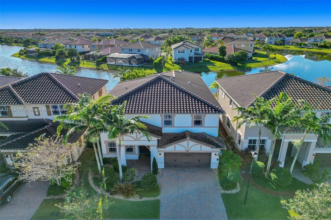 8610 Lakeside Bnd in Parkland, FL - Foto de edificio