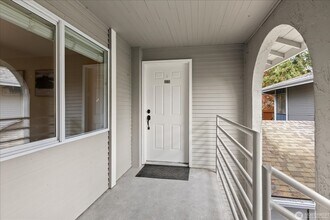 17104 NE 45th St in Redmond, WA - Building Photo - Building Photo