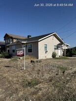 1104 E K Ave in Visalia, CA - Building Photo