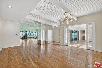 2042 Linda Flora Dr in Los Angeles, CA - Building Photo - Building Photo