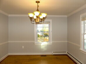903 Crestview Dr in Herndon, VA - Building Photo - Building Photo